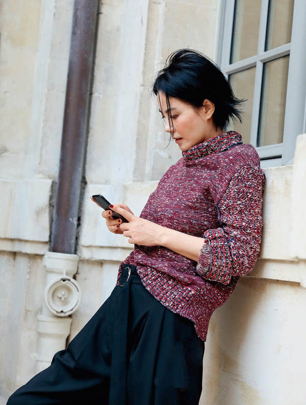 王菲还真是会打扮自己,针织衫搭配萝卜裤,轻松打造出休闲时尚感