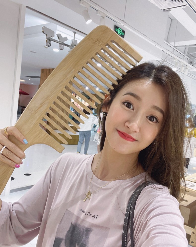 张子萱居家带娃晒美照嘟嘴卖萌捧脸自拍扎麻花辫少女感十足