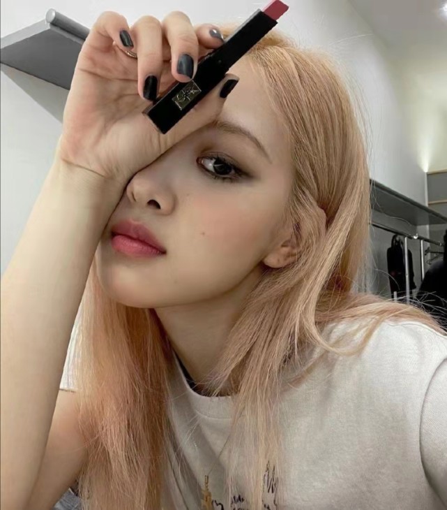 粉墨朴彩英受邀出席时尚界最隆重红毯,发文晒与超模自拍,前卫眼妆略显