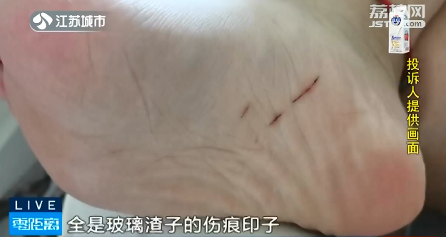 精装修房的淋浴间玻璃突然爆裂,15岁女孩被扎浑身是血!已过质保期!