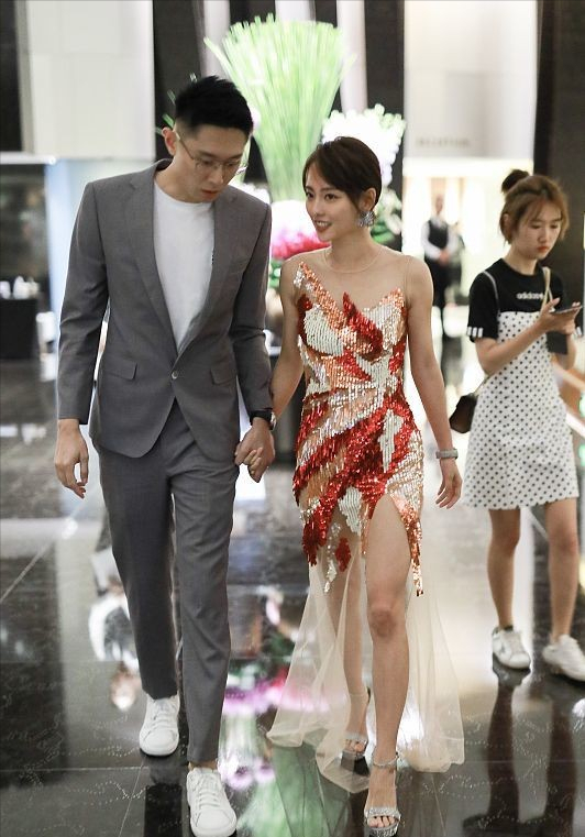 杜淳前女友真挺自信的,头发梳得那么光溜,却被芭比粉唇色抢了镜