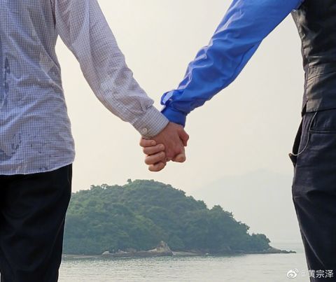 黄宗泽晒与吴卓羲海边牵手照 颇具大片既视感