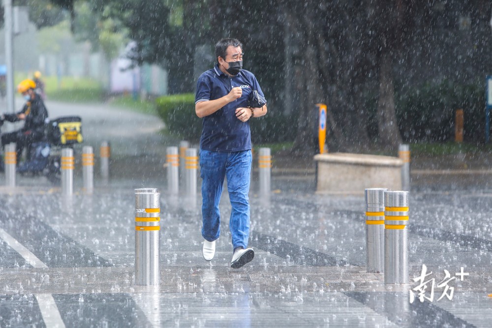 图集深圳开启暴雨模式市民冒雨匆匆赶路