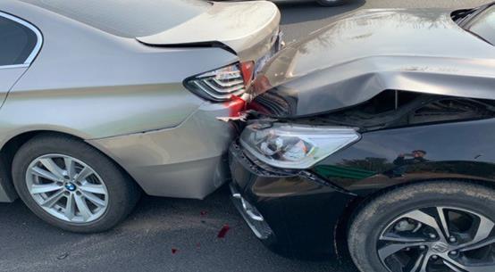 私家车意外轻微追尾,司机要求索赔两千元,交警来了只能赞同_腾讯新闻