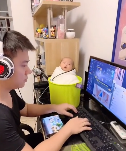 广东一宝爸打游戏将萌娃放在桶子里,宝宝一脸无辜地打嗝萌化网友