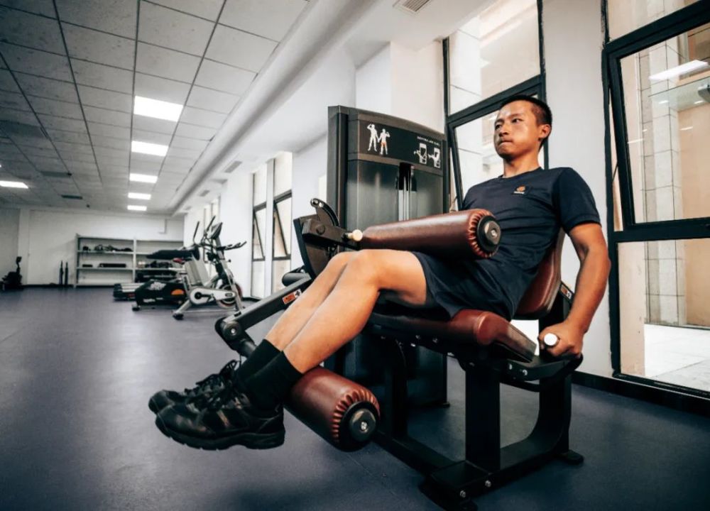 热血硬照 | 行走的荷尔蒙!钢铁硬汉"蓝朋友"大秀肌肉