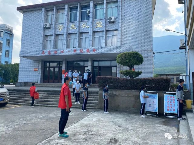 福清良镇中学校长王连连表示我们学校地处324国道镜洋镇路段,周边工厂