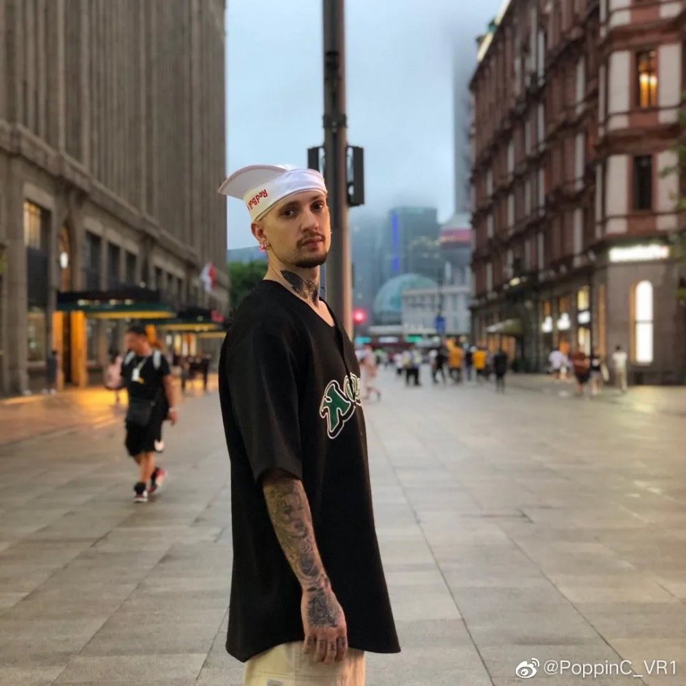 位和舞台呈现方式,从氛围到舞者们的表现,《街舞》竞技和真比赛很相似