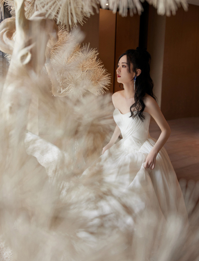 赵丽颖一袭白裙优雅性感,笑容甜美治愈,却意外曝光素颜真容