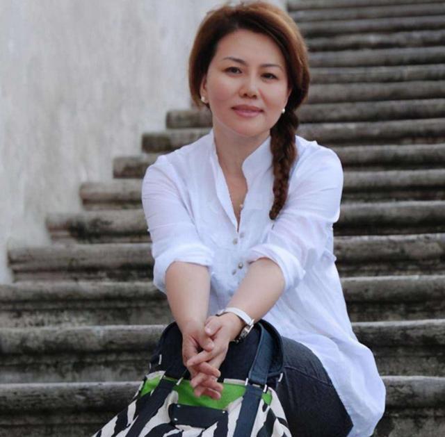 节目都有自己的风格,也很认真地对待,她和白岩松还做过一段时间的搭档