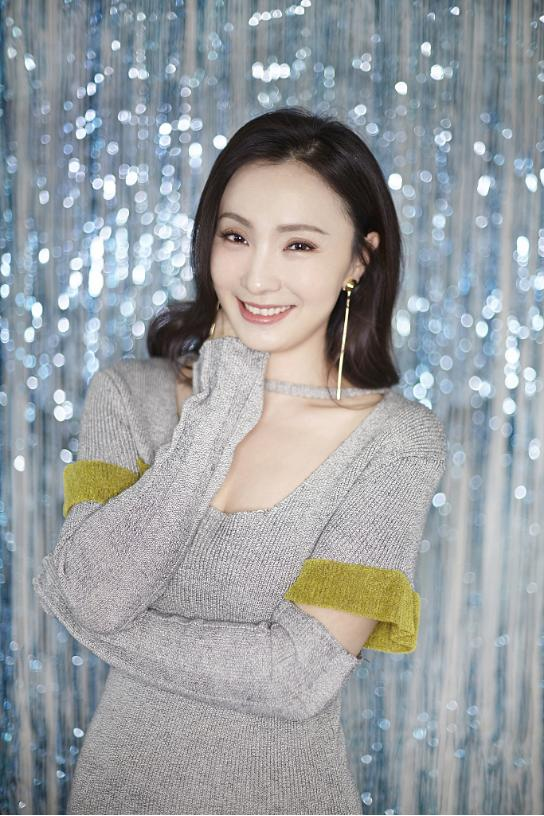 陶虹这么大岁数穿无痕裙勒得这么紧显出葫芦身材有女人味