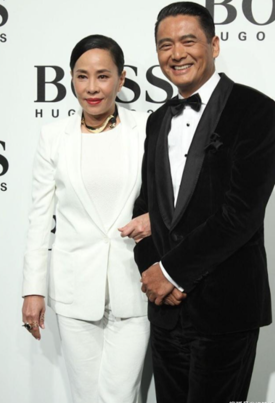 周润发和老婆陈荟莲亮相穿牛仔外套搭配白色长款帅气十足