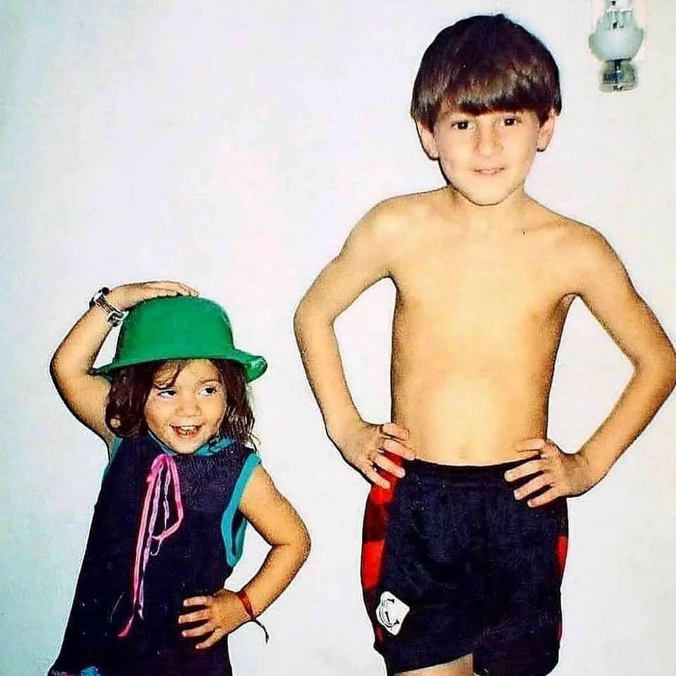 五这一位呢就是咱莱万多夫斯基啦,从小帅到大呢,从小就有与众不同的