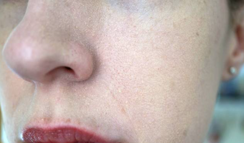 底妆总是卡粉?除了选对粉底以外,再做好这些,才能让妆容更服帖