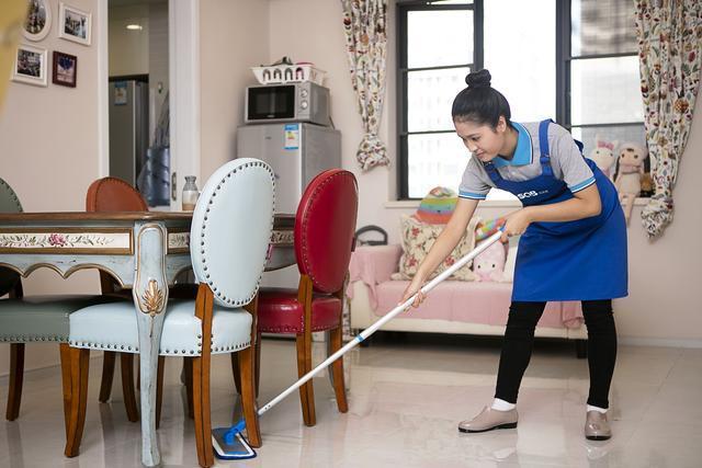 保洁大姐银行存款10万6万被忽悠买成保险