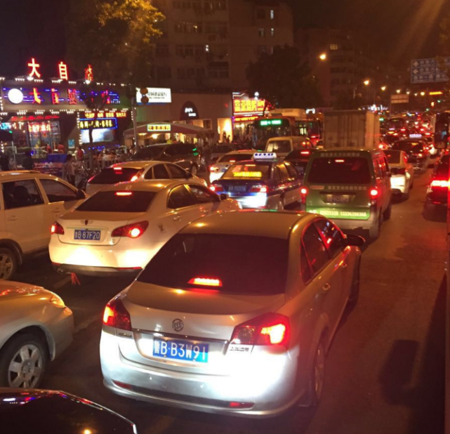 堵车是大家经常遇到的情况,早晚高峰期,堵车现象尤为严重.