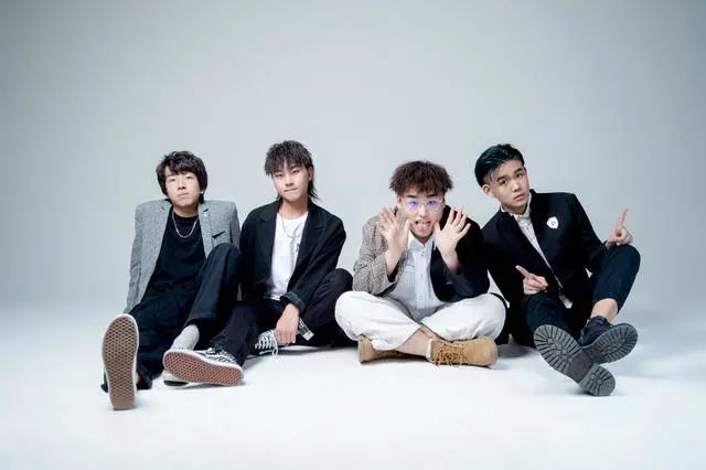 爆青筋乐队的音乐创作取材自生活,以小清新的音乐气质,配合抒情摇滚