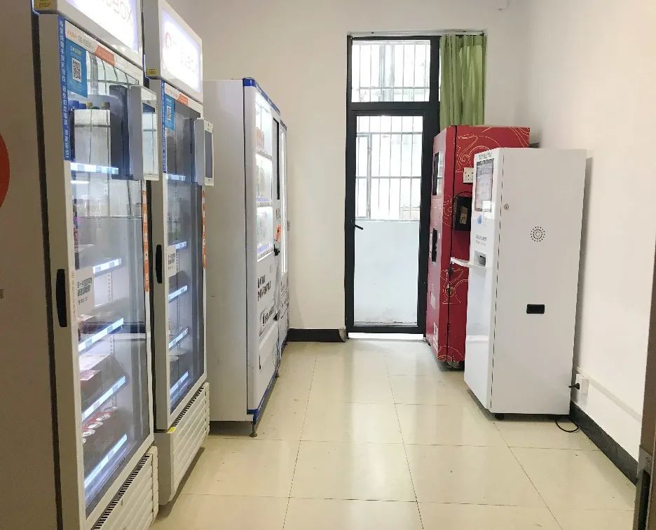 学生宿舍的大厅经过合理规划,精心打造,融入川大风格和元素,摇身一变