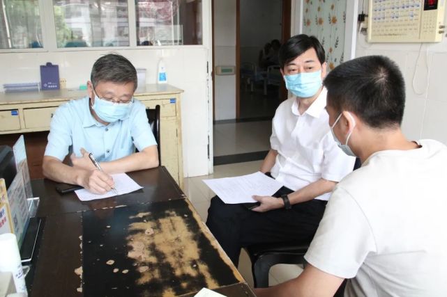 省人民医院副院长谢爱明与眼视光中心主任王华考察县医院眼科发展.