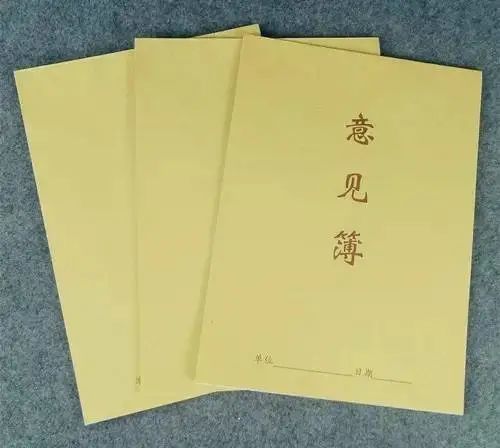 我们发现有个专门放置"意见簿"的桌子,本子上都是学生们对食堂的"控诉