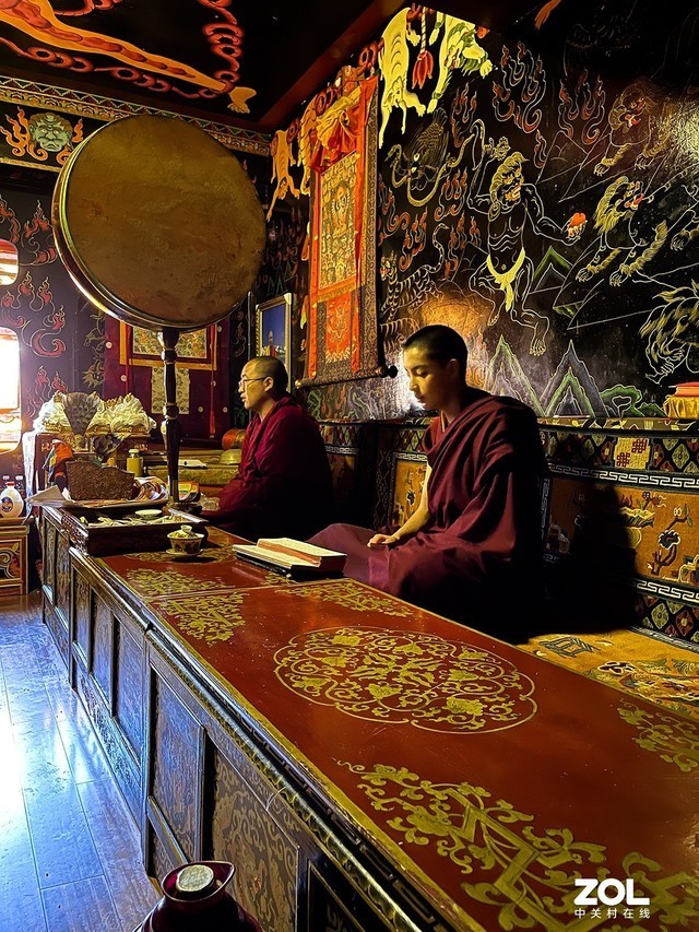 大昭寺游客和朝拜者太多,但在拉萨最不缺的就是寺庙,我们沿路发现了