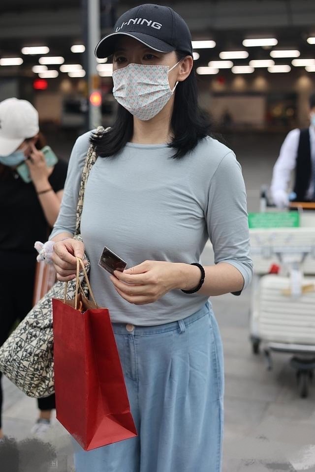 咏梅走机场被拍到,穿紧身t恤身材是下垂走形,但她气质优雅啊!