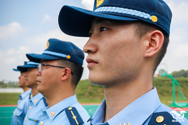▼空军某部组织新任职少尉集训成为首批肩扛"少尉"军衔的排长一批来自