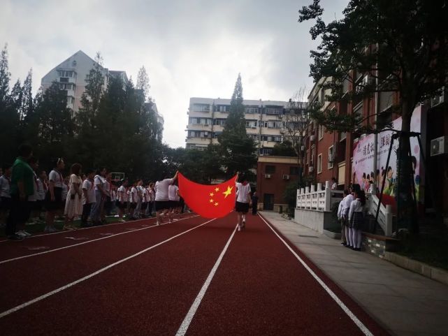 瑞金北村小学(南京航空航天大学附属小学)仲广群校长做新学期致辞.