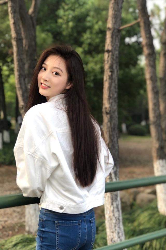 中传开学典礼,在校生代表冯琳发言,气质超凡脱俗,被赞最美学姐_腾讯