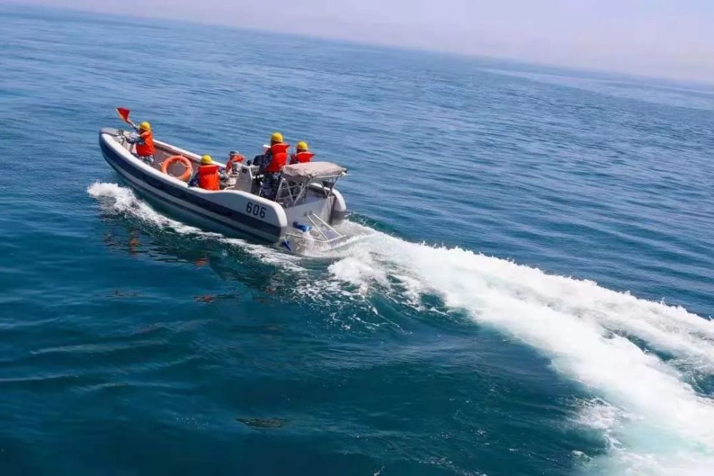 海军辛集舰正在使用主炮射击正在进行图上作业中国人民解放军海军辛集