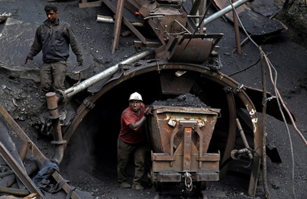 的印象是昏暗的狭窄的矿洞,以及全身漆黑,靠声音辨别对方的采矿工人