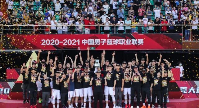 cba 广东队史最佳五人组都有谁？现役仅一人入选，胡明轩、赵睿落选