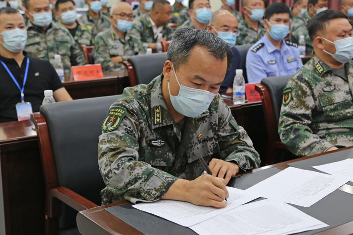 标准高,要求严,步骤实,从7月份开始,在市军分区和县委,县政府的统一