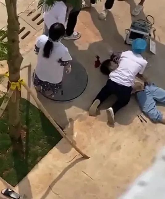 学校一名工作人员向记者透露,学生现在就是手有一点断了,人没大碍.