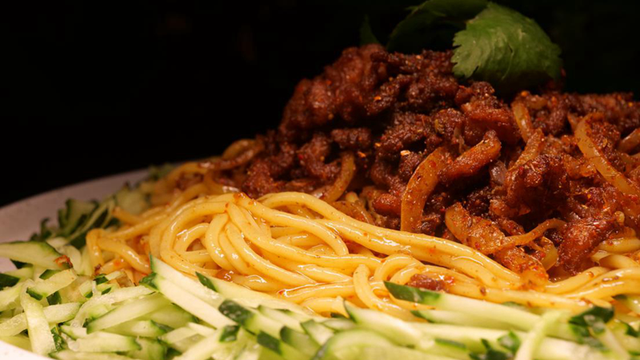 新疆特色小吃黄面烤肉,烤肉与面条最完美的结合,好吃到欲罢不能