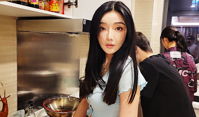 旭旭宝宝复播之后迅速霸榜户外追女第一人童锦程人气持续走高