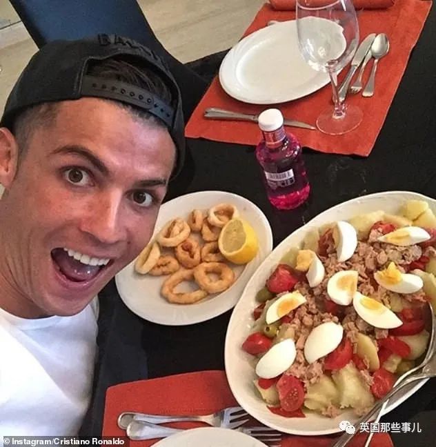 c罗转回曼联,震到队友全都不敢吃蛋糕?这男人的自律太可怕!