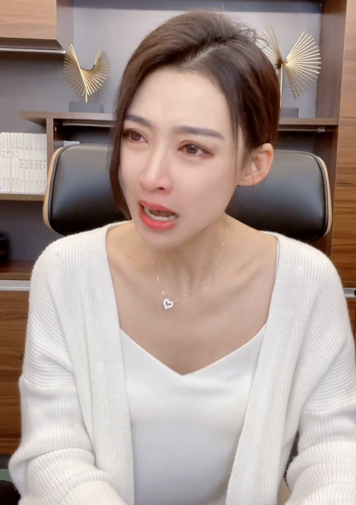 疯癫办公室尚妹"讨薪",美女老板痛哭回应,错在太母性感情用事_腾讯