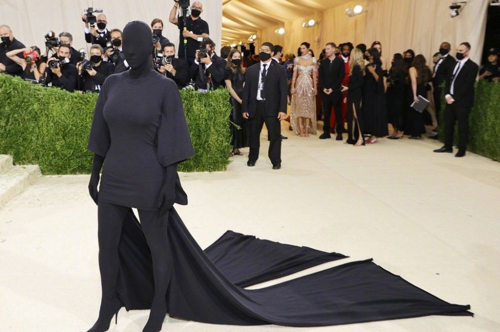 看不懂的国外审美,卡戴珊全身黑袍似影子,亨特白色瞳孔太诡异_腾讯