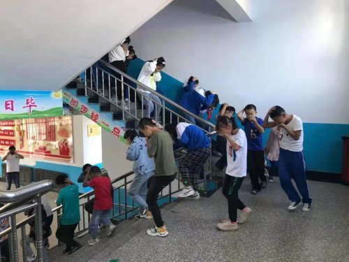 西丰县钓鱼镇中心小学扎实开展校园安全演练,为师生安全保驾护航_腾讯