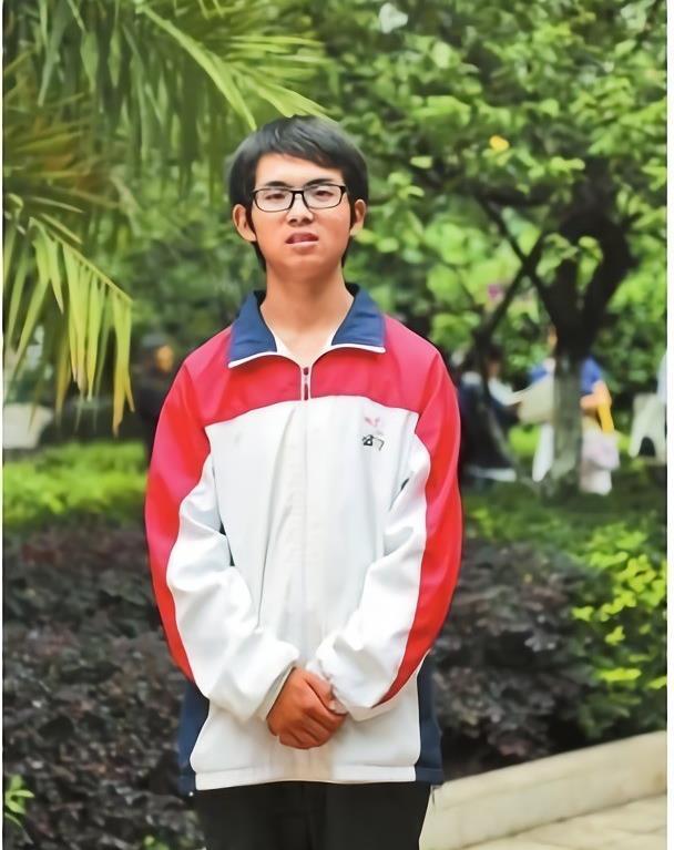 他是云南高考状元,被称为数学狂,北大直接买机票接他到学校参观