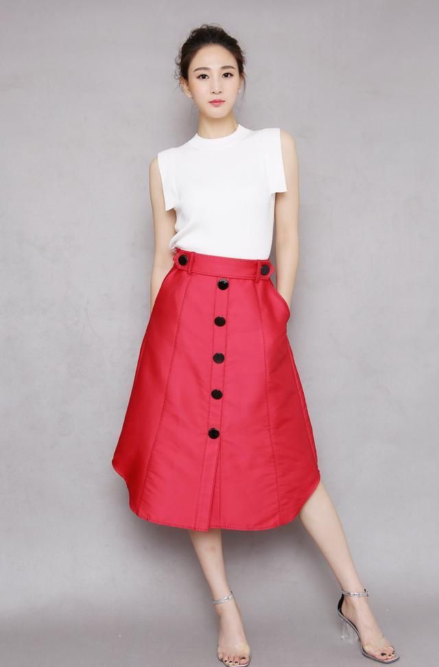 演员侯梦莎搭档吴京一战而红如今脱下军装后惊艳众人