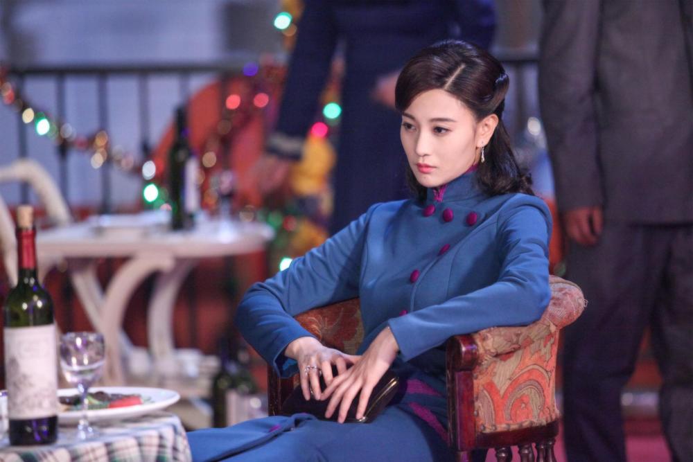 在剧中,侯梦莎饰演的叶淑婷明为银行家千金,实则是一名谍报工作者.
