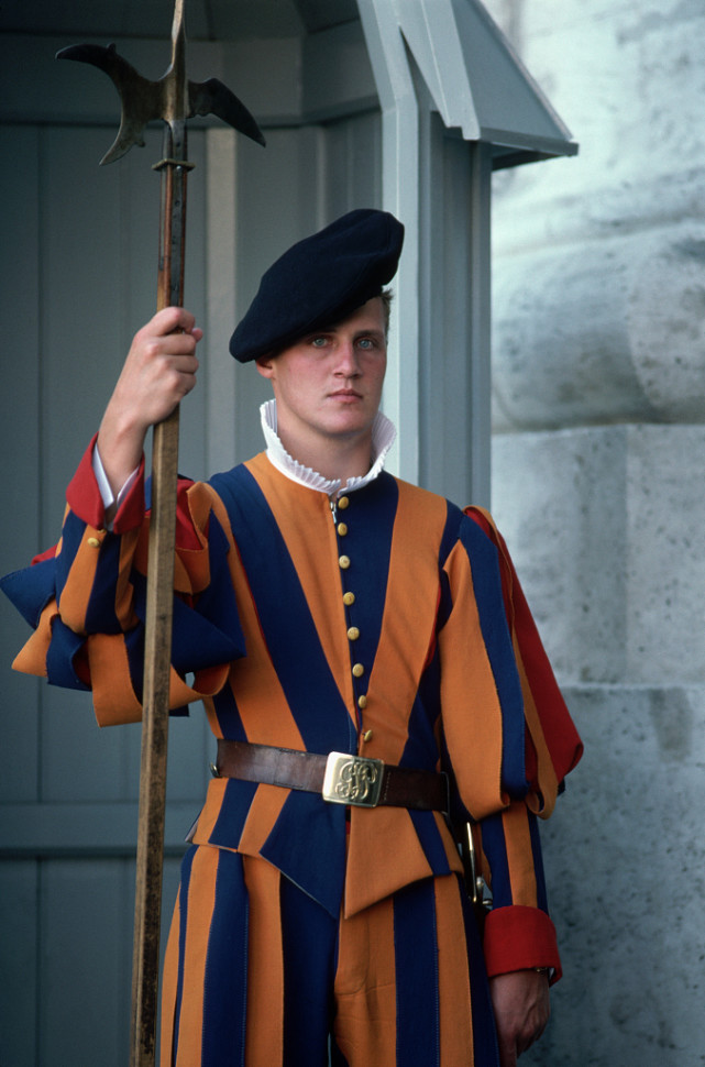 英媒:梵蒂冈瑞士卫队或将招收女兵