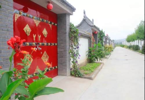 初秋时节,走进绥德县石家湾镇花家湾村,一条条街巷平坦整洁,一排排