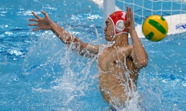 上海队守门员葛伟青在比赛中防守.