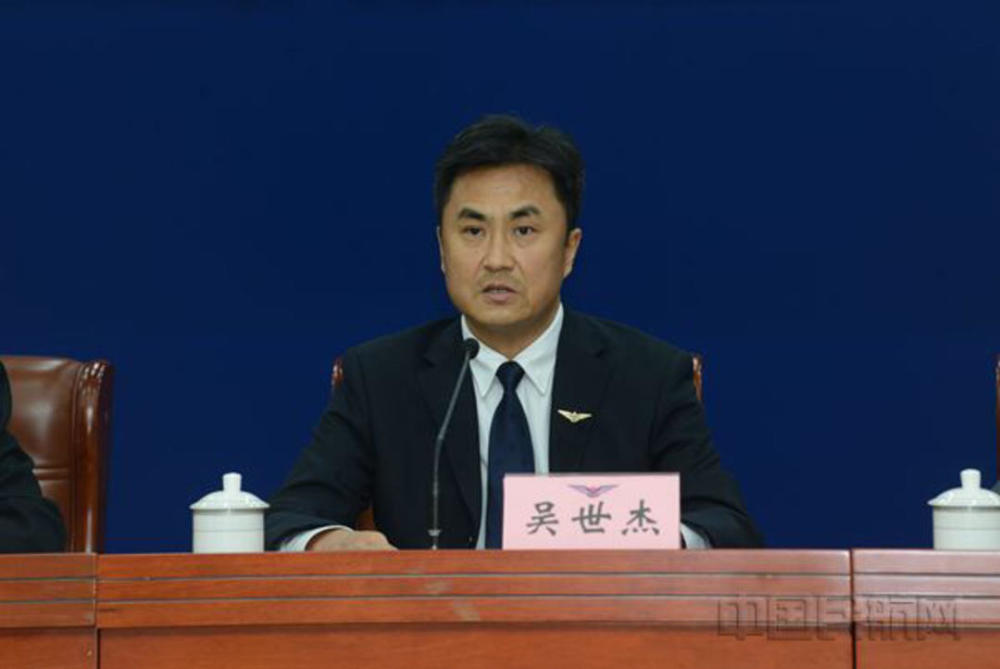 局举行例行新闻发布会,民航局航空安全办公室副主任吴世杰在会上介绍