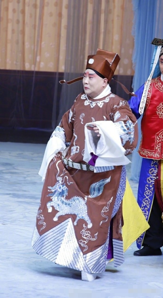 郭德纲蟒袍仓库曝光,随便一件都得几万块,令人大开眼界!