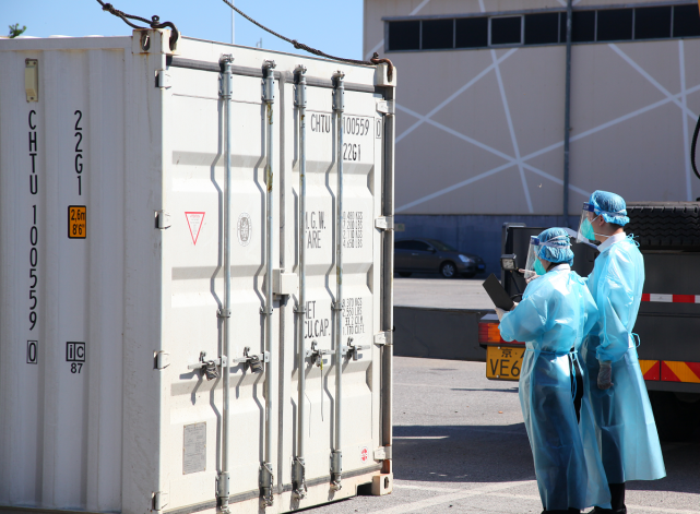 北京海关所属天竺海关关员正在对进口货物进行监管.(摄影:欧俊涛)