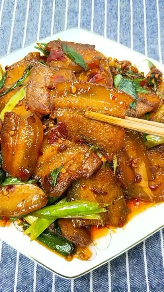 家常版回锅肉的做法入口肥而不腻好吃又下饭做法超简单